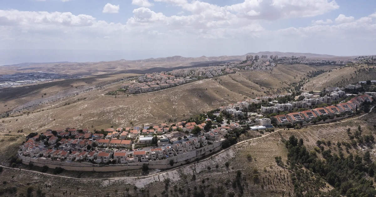 مخطط لشق طريق استيطاني يفصل رمون عن دير دبوان .. وسياج شائك بين سنجل وترمسعيا